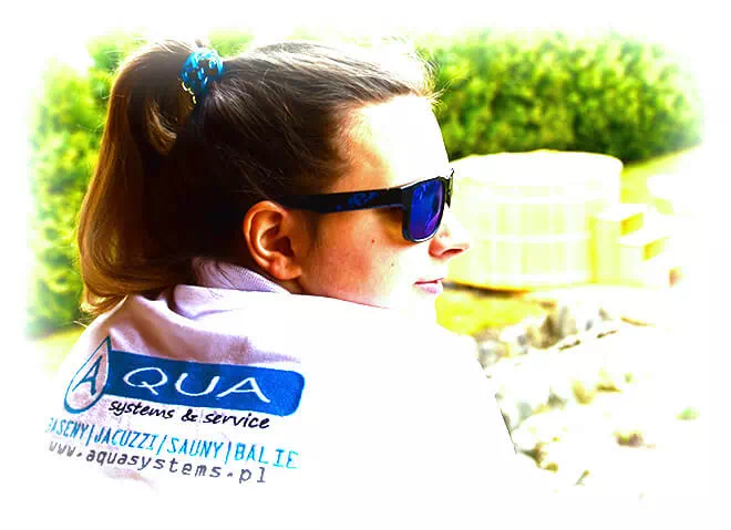 kobieta w koszulce aqua systems